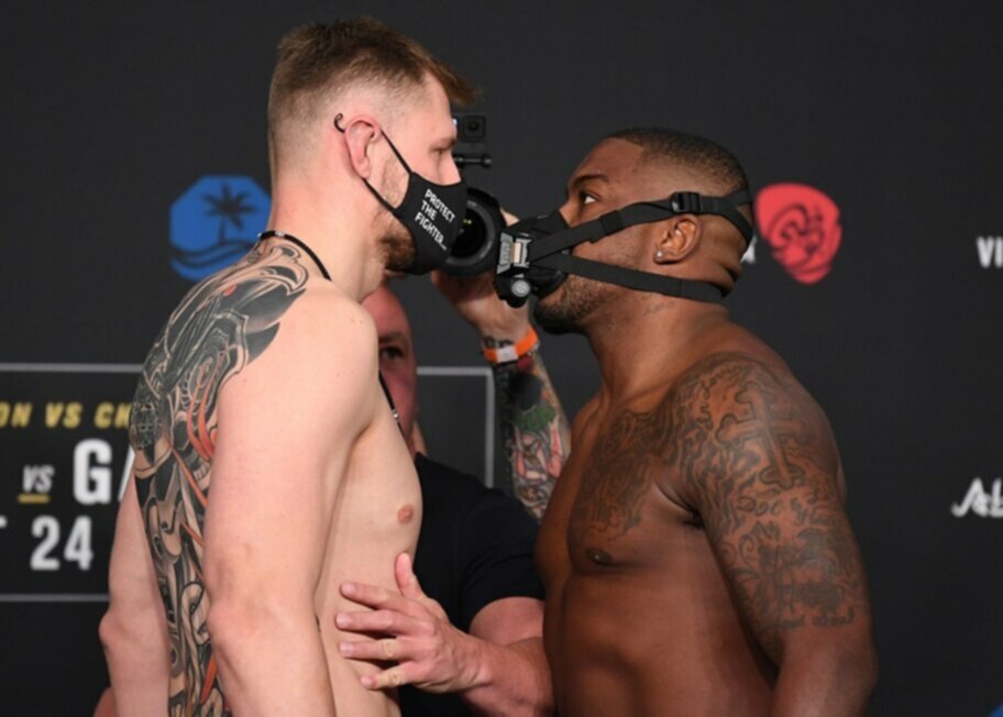 Alexander Volkov and Walt Harris stare off