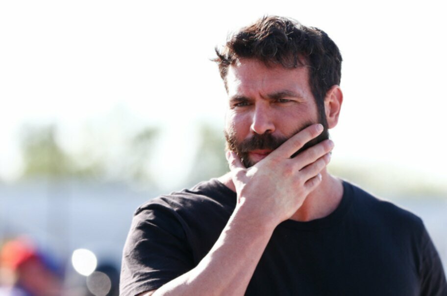 dan bilzerian holding face