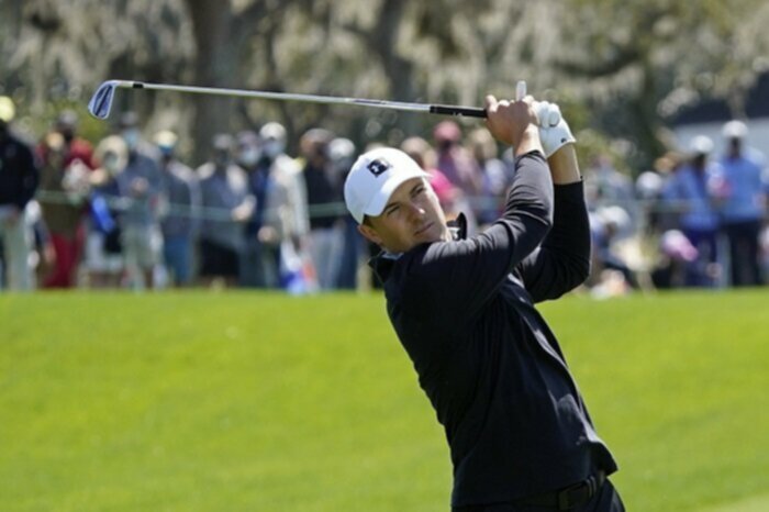 Jordan Spieth hits a golf shot