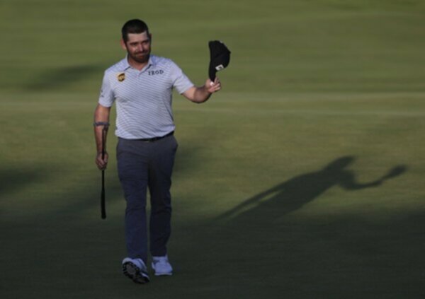 Louis Oosthuizen salutes the fans