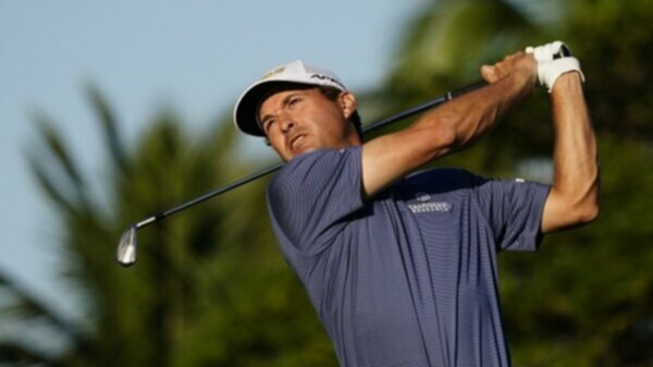 Kevin Kisner hits a golf shot