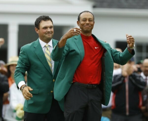 Patrick Reed puts the Green Jacket on Tiger Woods in 2019