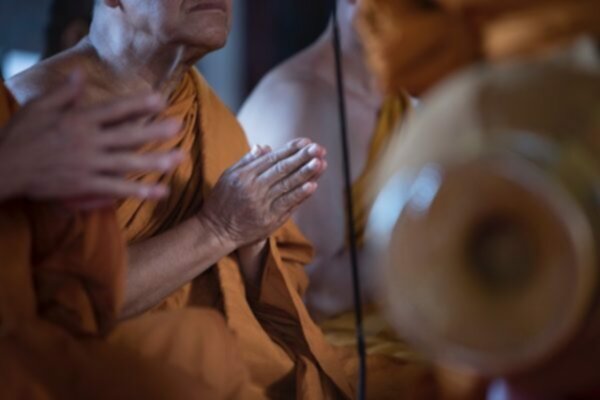 thai monk praying