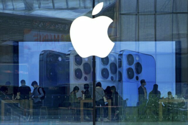 customers inside beijing Apple Store 